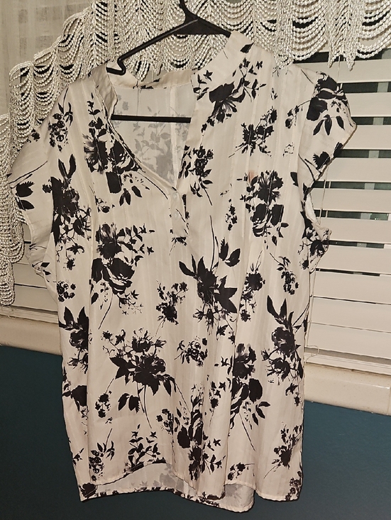 Tops - Black and White Floral V-Neck Blouse